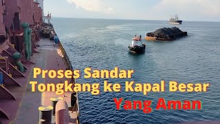 Proses Sandar Tongkang Batubara Di sisi Kiri Kapal Besar [upl. by Ludvig]