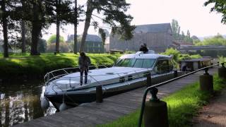 Croisière fluviale en Bretagne  Arrivée à Josselin  Nicols location de Bateau sans permis [upl. by Aicilev954]