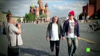 Experimento de dos chicos para probar que la homofobia empeora en Rusia [upl. by Modla899]