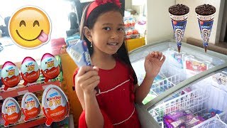 Jessica Jenica Beli Es Krim  Kinder Joy Sendiri di SUPERMARKET 💖 Apa Hadiahnya 💖 Mainan Anak [upl. by Triny]