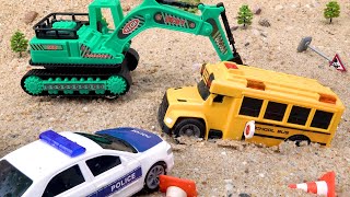 Coches de policía y excavadoras ayudaron al autobús a escapar de la arena [upl. by Darrill]