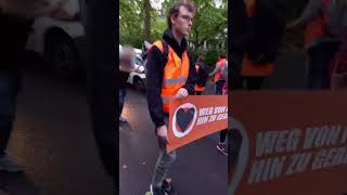 👊👊👊 Schlag ins Gesicht durch Autofahrer letztegeneration berlin protest [upl. by Vizza131]