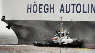 Autotransporter HOEGH OSLO RoRo car carrier  stabilizing tug Emden LAEK7 IMO 9382396 BJ 2008 [upl. by Edyaw625]