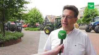 Boeren komen met kieper vol grond naar gemeentehuis [upl. by Schiff]