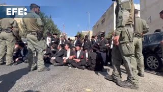 Decenas de ultraortodoxos bloquean el centro de reclutamiento militar en Jerusalén [upl. by Gitlow]