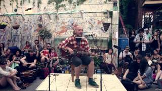 Bernard Adamus chante « Le scotch goûte le vent » dans la ruelle Modigliani [upl. by Agemo]