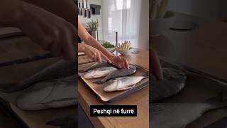 Peshqi ne furre peshku gatimetradicionale fishrecipe fish easyrecipe delicious mishi salad [upl. by Akinaj]