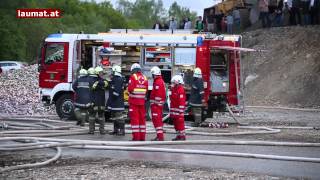 15 Feuerwehren bei Großbrand der ehemaligen Holzindustrie Lenzing im Einsatz [upl. by Lessirg]