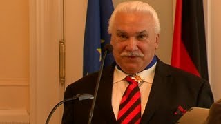 Volker Bouffier ehrt Vorsitzenden der Sinti und Roma [upl. by Ytrebil]