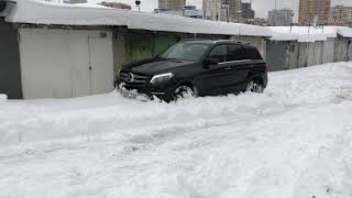 Mercedesbenz GLE400 SUV playing with snow [upl. by Weisbart125]