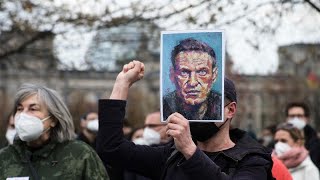 Lopposant russe Alexeï Navalny qui risquait la mort accepte darrêter sa grève de la faim [upl. by Ikir]