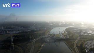 3 gigantische Archimedesschroeven geplaatst aan het sluizencomplex in Genk [upl. by Susejedairam]