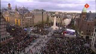 Zwerver verstoort Nationale Dodenherdenking 2010 HD [upl. by Durst]