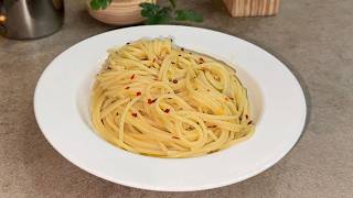 SPAGHETTI AGLIO OLIO E PEPERONCINO CLASSICI [upl. by Aret758]