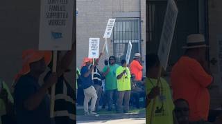 Dock workers from ILA amp USMX on strike outside of Port of New Orleans on Tchoupitoulas St strike [upl. by Alexandre]