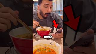 NUNCA COMA OLHANDO O CELULAR😂 curiosidades viral incrivel shorts trollagem [upl. by Quinton]