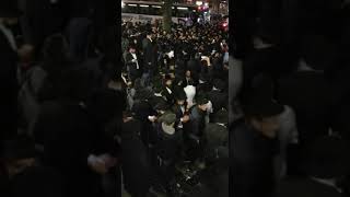 Rubashkin greeted by thousands as he arrives at 770 [upl. by Ttessil]