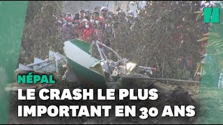 Au Népal le crash d’avion le plus meurtrier en 30 ans a fait au moins 67 morts [upl. by Shanon]