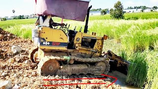 Incredibly Bulldozer D20 drives into the water because the machines are so hot [upl. by Flower]