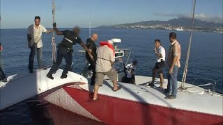 Un chef dentreprise se fait arrêter sur son catamaran de luxe [upl. by Jonina770]