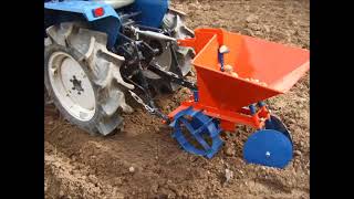 Sembradora de papas ajos 1 hilera U1050 para tractor agricola 25hp plantador [upl. by Wulfe]