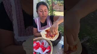 Desayunando salsa de molcajete y tortillas comidatipicamexicana tortilla comidasmexicanas [upl. by Hanser288]