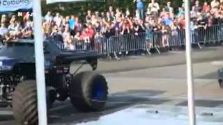 Monstertruck rijdt in op publiek schokkende beelden [upl. by Felike]