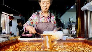 Korean street food  Super Hot Tteokbokki Grandmothers Tteokbokki [upl. by Ellehcim]