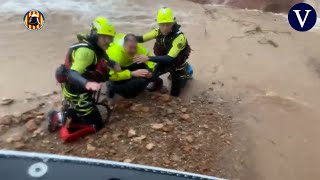 Así ha sido el rescate por vía aérea a un conductor de camión atrapado por las lluvias en Alzira [upl. by Nimaynib]