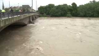 München Hochwasser an der Isar  Radl und Fußwege abgesperrt [upl. by Nalat352]