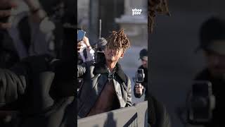 JadenSmith dispensa sorrisi alla sfilata SS25 di LouisVuitton [upl. by Lirrad]