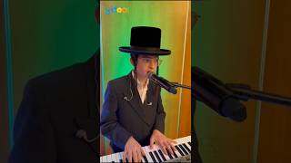 שלום עליכם  בנצי קלצקין על הקלידים Shalom Alechem Bentzi Kletzkin plays and sings [upl. by Latimer895]