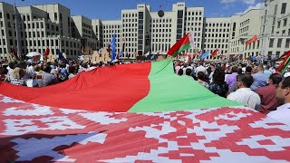 Minsk manifestazione proLukashenko bandiere rossoverdi contro bandiere biancorosse [upl. by Notlad435]