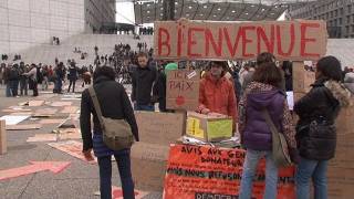 Des Indignés campent toujours à la Défense [upl. by Mullac399]