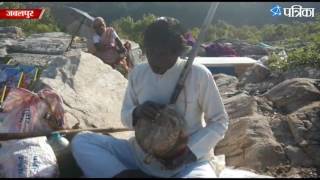 Amazing street singer in Bhedaghat Jabalpur  These wonderful songs and melodies [upl. by Bigot]