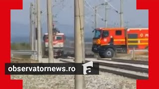 Maşină de pompieri la un pas să fie lovită de tren la o trecere de cale ferată din Câmpia Turzii [upl. by Taft]