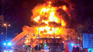 HEFTIGE EXPLOSION BEI GROSSBRAND  DÜSSELDORF  Feuerwehrleute verletzt  Massive Rauchentwicklung [upl. by Macdougall]