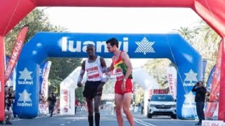 Maratón de Málaga Ricardo Rosado ayuda a un atleta keniano a cruzar la meta [upl. by Bernita]