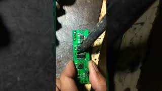 soldering SOIC package IC using soldering 74HC 74HC541 MOBILE REPARING shorts viral [upl. by Itnavart]