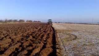 John Deere 2140 Ploughing on a frosty morning [upl. by Ame]