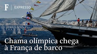 Barco com chama olímpica se aproxima do porto de Marselha [upl. by Abrams]