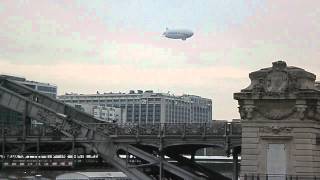 Dirigeable Zeppelin sur Paris vendredi 18 mars 2011 [upl. by Aramat]