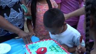 Cumpleaños Mexicano Se Meten Cabeza De Niño En El Pastel [upl. by Albric838]