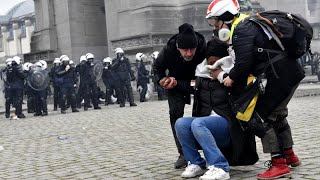 Bruxelles Barcellona Washington il mondo protesta contro le vaccinazioni [upl. by Sedrul]