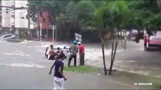 Impresionante rescate a familia que casi es arrastrada por arroyo [upl. by Feledy]