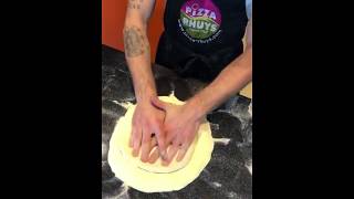 Voici comment étaler une pâte à pizza à la main  Schiaffo Napoletano [upl. by Aymahs]