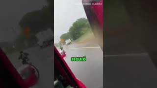 Motociclista Provoca a Camionero y Recibe su Merecido [upl. by Cacka]