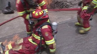 En video bomberos son sorprendidos por columna de fuego en Perú [upl. by Steinke275]