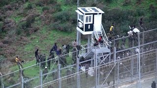 Près de 400 migrants forcent la frontière MarocEspagne à Ceuta [upl. by Stenger]