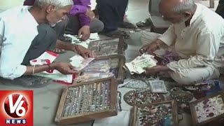 Selling Of Old Currency In Old City  Numismatics  Hyderabad  V6 News [upl. by Enert191]